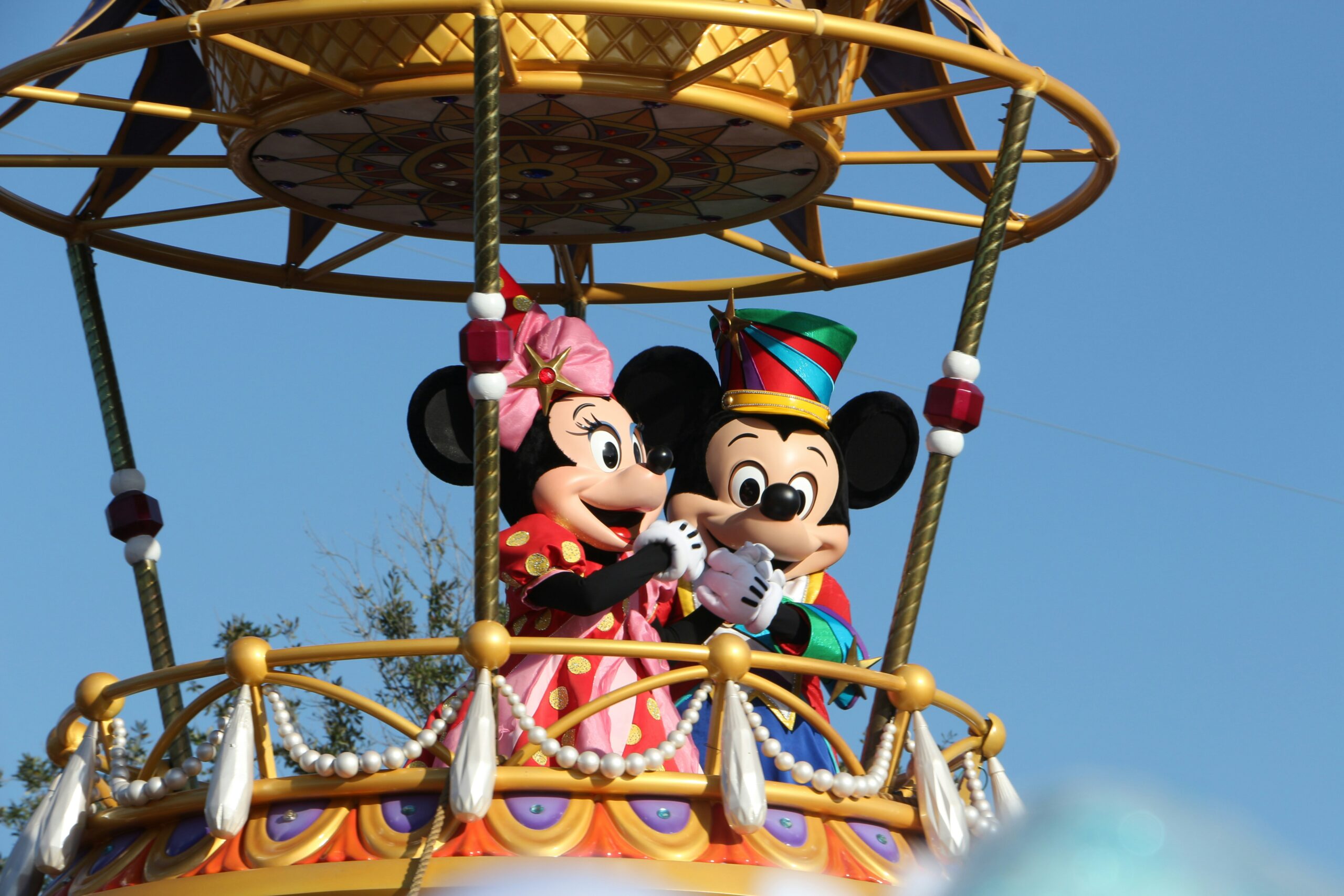 mickey and minni riding a hot air balloon